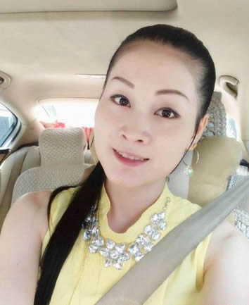 细嗅蔷薇的照片 细嗅蔷薇的照片