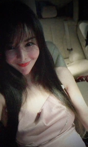 在珊瑚礁思考的海豚的照片 在珊瑚礁思考的海豚的照片