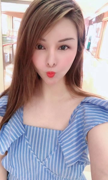 在珊瑚礁思考的海豚的照片 在珊瑚礁思考的海豚的照片