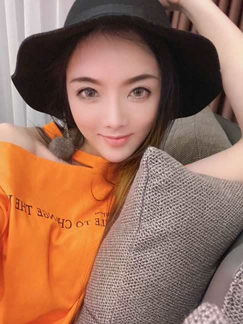 吃颗草莓糖的照片 吃颗草莓糖的照片