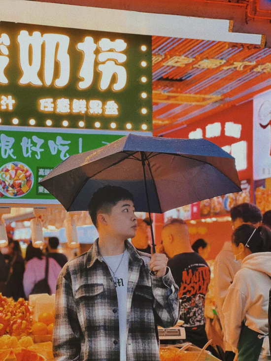亲抚唇角的晚风的照片 亲抚唇角的晚风的照片